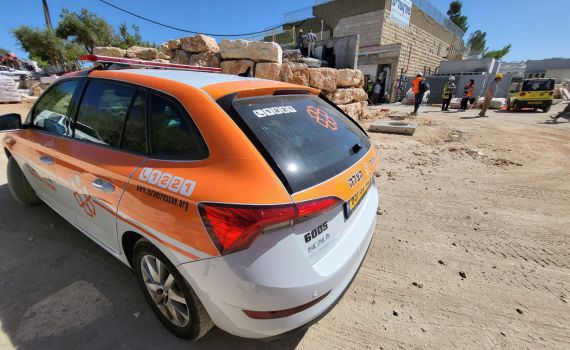 פועל נפל מגובה של 4 קומות בירושלים, מצבו קשה