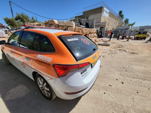 פועל נפל מגובה של 4 קומות בירושלים, מצבו קשה