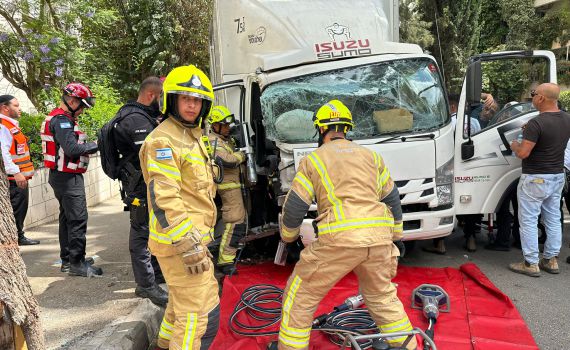 משאית התנגשה בעץ בירושלים, הנהג נלכד ונפצע