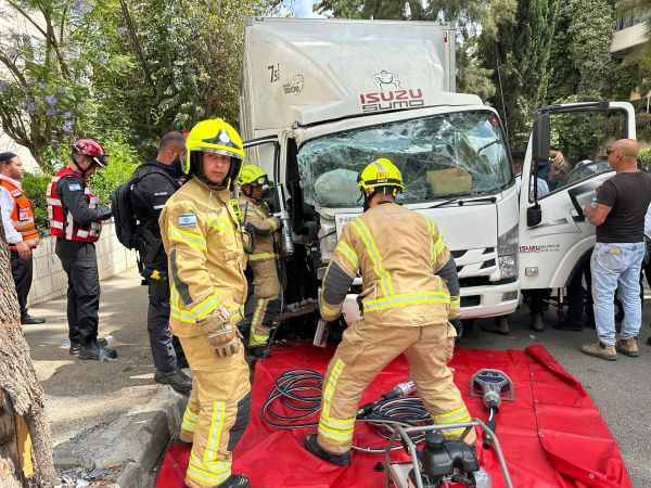 משאית התנגשה בעץ בירושלים, הנהג נלכד ונפצע