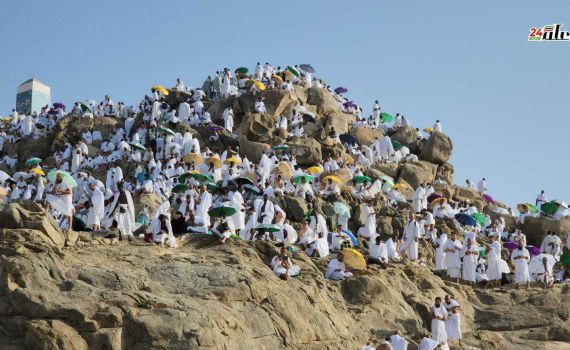 מאות אלפי מוסלמים החלו בתפילות לקראת החג'| צפו