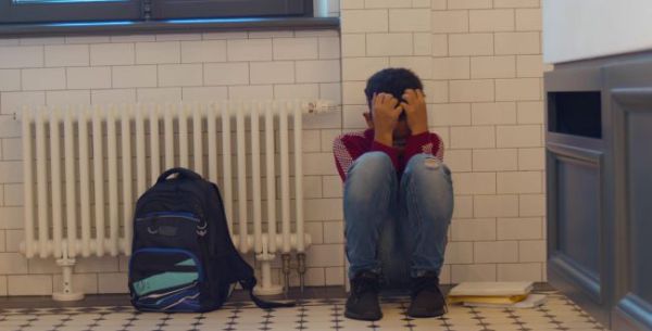 אישום: תקף תלמיד בית ספר וקרע את חולצתו