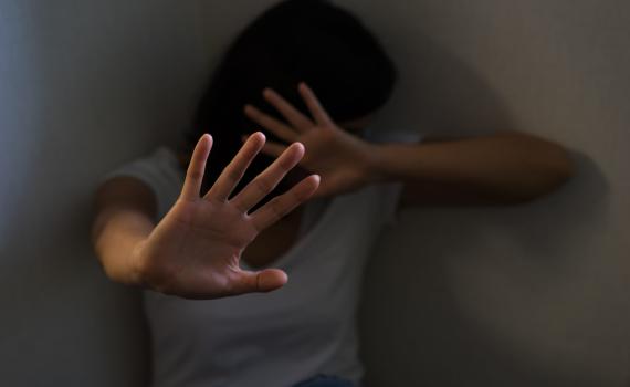 ניסה לרצוח את אשתו במכות גרזן מול הבנות שהתחננו על חייה