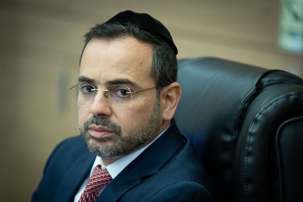 וכל הכבוד לשר: בוסו נקלע לזירת תאונה בפ"ת וטיפל באישה הפצועה