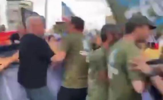 לחץ בשמאל: פעילי אחים לנשק תקפו מפגינים בקפלן