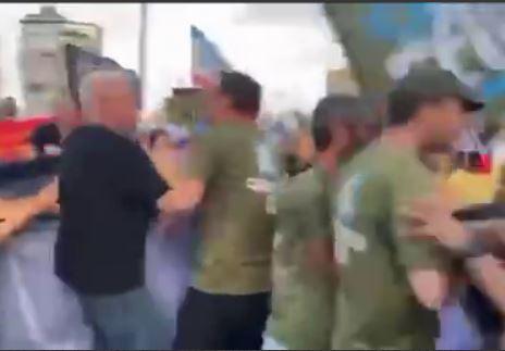 לחץ בשמאל: פעילי אחים לנשק תקפו מפגינים בקפלן