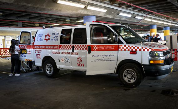 שלושה פצועים קשה בפיגוע דקירה בגן יבנה