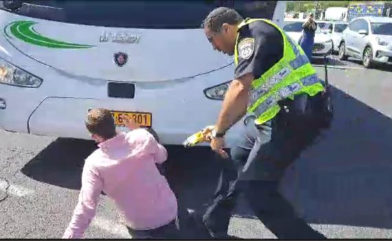 כשימני חסם כביש – השוטר הגיע מיד עם טייזר. צפו