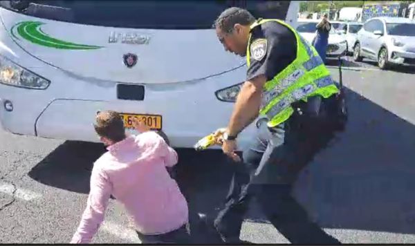 כשימני חסם כביש – השוטר הגיע מיד עם טייזר. צפו