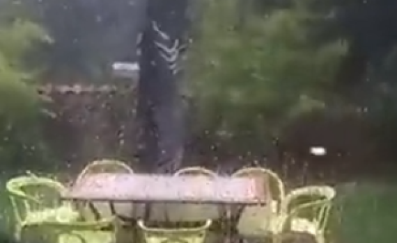 מזג אוויר משוגע בצרפת: כדורי ברד באמצע הקיץ