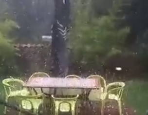 מזג אוויר משוגע בצרפת: כדורי ברד באמצע הקיץ