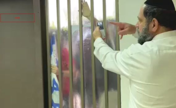 צפו: כך נראית ההפגנה האלימה מתוך בניין הרבנות