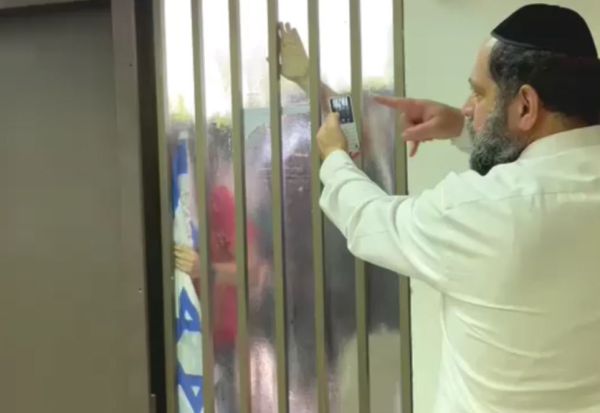 צפו: כך נראית ההפגנה האלימה מתוך בניין הרבנות