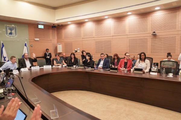 הישג לאופוזיציה: ועדת החוקה עצרה את ההצבעות