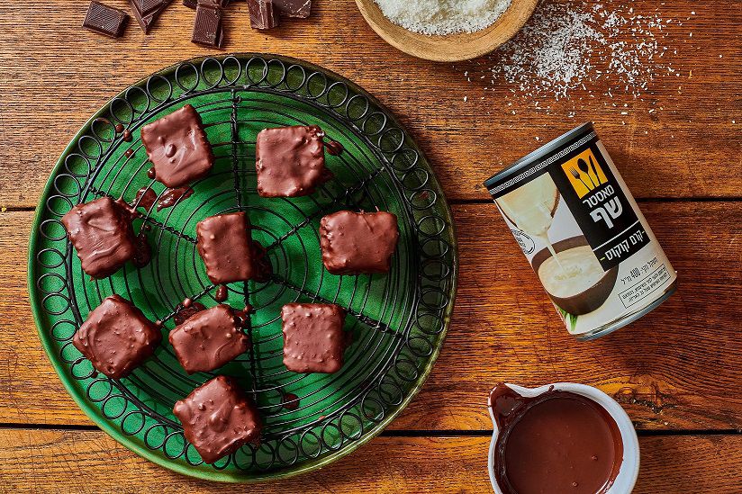 קינוח פרווה יפייפה: ממתק קוקוס מצופה שוקולד