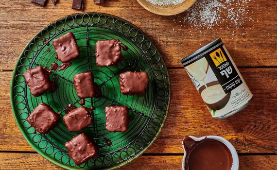 קינוח פרווה יפייפה: ממתק קוקוס מצופה שוקולד