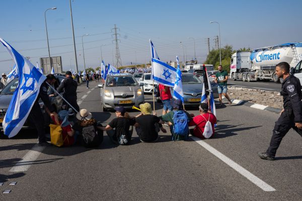 המפגינה שהתפרצה לכביש ונדרסה יצאה מכלל סכנה