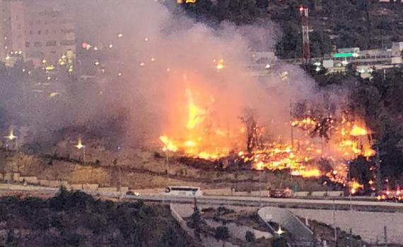 שריפת ענק בכביש 1 סמוך לירושלים; הכביש נחסם