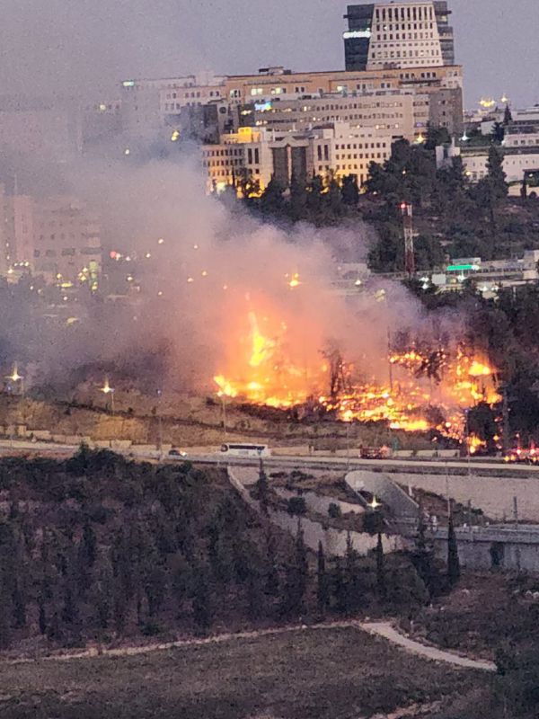 שריפת ענק בכביש 1 סמוך לירושלים; הכביש נחסם