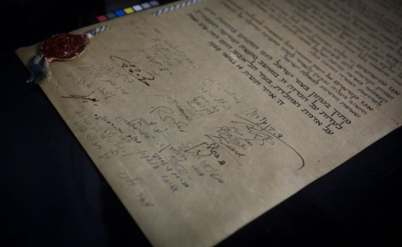 אנו מכריזים בזאת: מי באמת כתב את מגילת העצמאות?