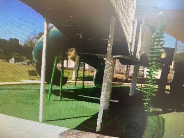 גנב רכב ברח מהשוטרים והתחבא בתוך מגלשה