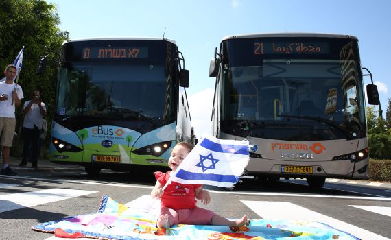 אחרי הסערה: הצלמת מגיבה על תמונת התינוקת בהפגנה