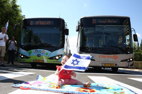 אחרי הסערה: הצלמת מגיבה על תמונת התינוקת בהפגנה