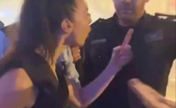 צפו: מרב מיכאלי מפריעה לשוטרים לפנות את איילון