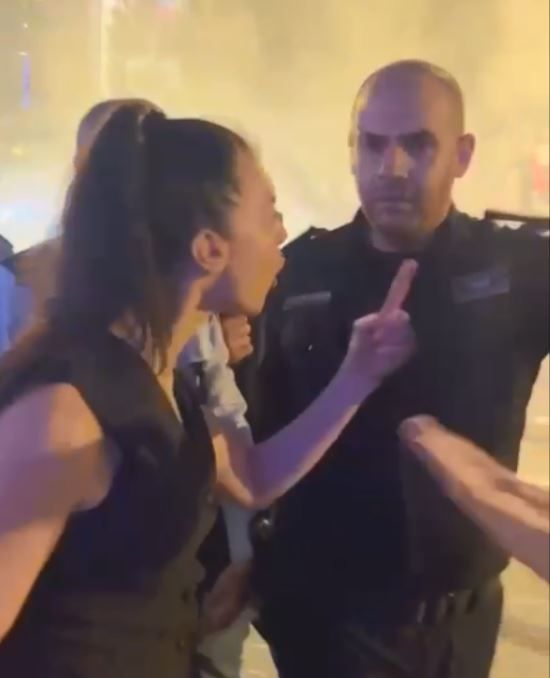 צפו: מרב מיכאלי מפריעה לשוטרים לפנות את איילון