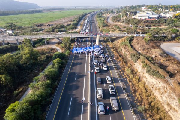 יום האנרכיה: מפגיני שמאל חסמו את כביש החוף