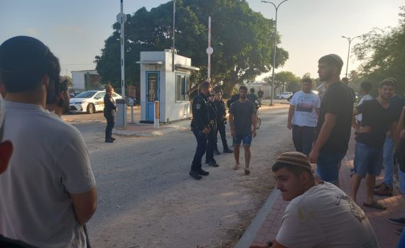 מפגיני השמאל חסמו, המשטרה פינתה פעילי ימין