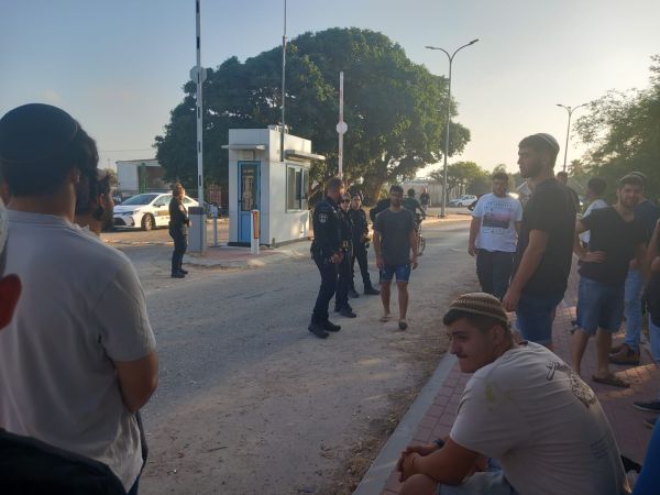 מפגיני השמאל חסמו, המשטרה פינתה פעילי ימין