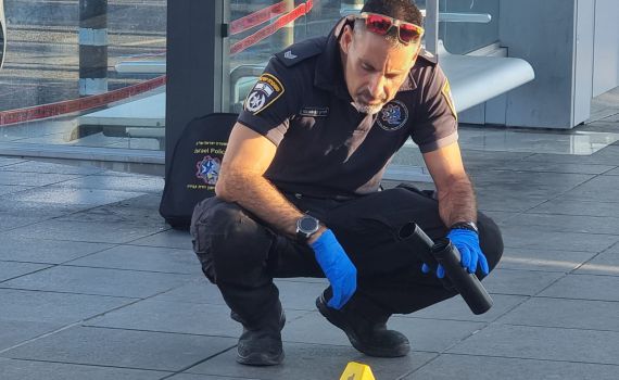 אישה נדקרה בצומת ביל"ו, והתוקף דקר גם את עצמו