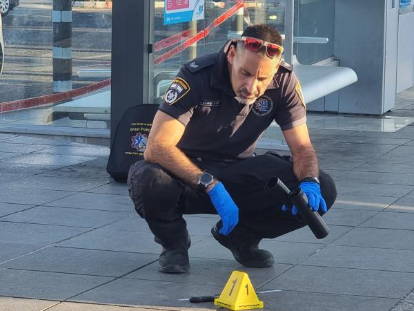 אישה נדקרה בצומת ביל"ו, והתוקף דקר גם את עצמו