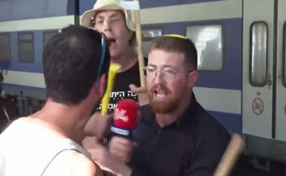 טירוף: עיתונאי ערוץ 14 הותקף באלימות בשידור.צפו