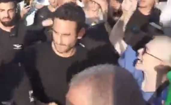 צפו: כתב חדשות 12 הותקף באלימות בהפגנה