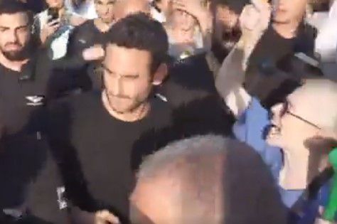 צפו: כתב חדשות 12 הותקף באלימות בהפגנה