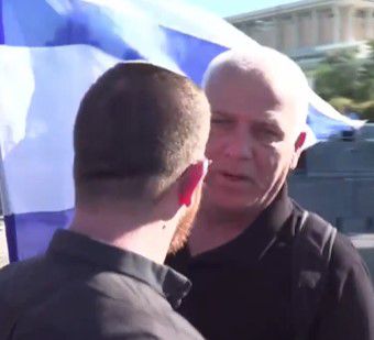 צפו: כתב ערוץ 14 חוטף מכות בשידור