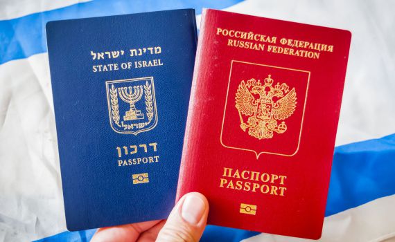 הכותרות זועקות ״הונאת ההגירה״, אבל היכן האמת?