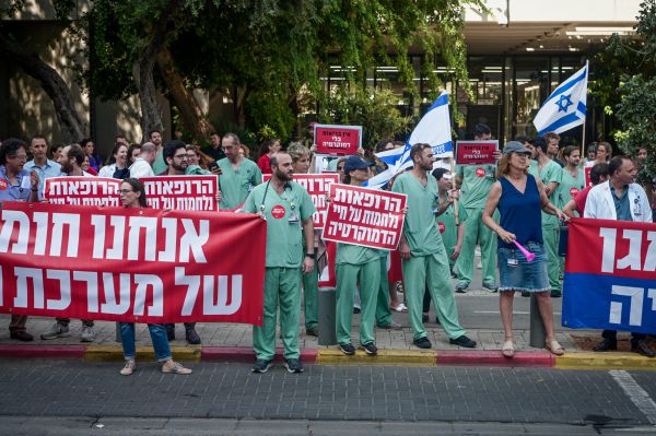 מה שמותר לרופאים מהשמאל, אסור לימין