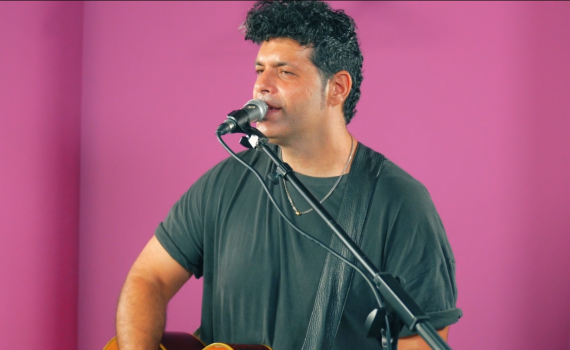 לייב בדסק סרוגים: יהל דורון מבצע את "להציל אותי"