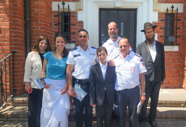 אחרי שהצילו את חייו: צוותי מד"א הוזמנו לבר מצווה