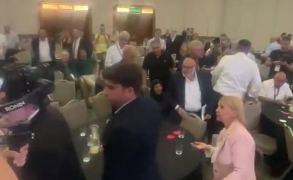 שוב: מפגינים פוצצו כנס של שמחה רוטמן