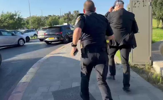 מחבלת ניסתה לדקור ברכבת הקלה ונורתה