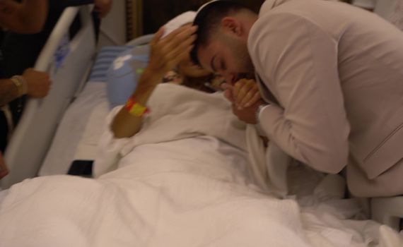 שעות ספורות לפני מות האם: חתונה מרגשת בבית החולים | צפו