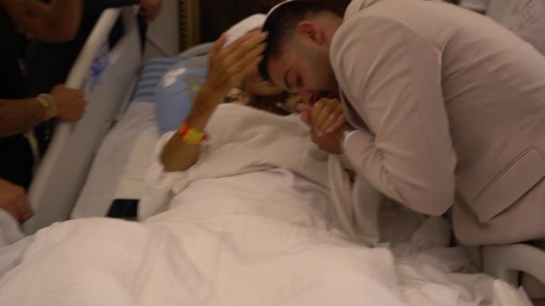 שעות ספורות לפני מות האם: חתונה מרגשת בבית החולים | צפו