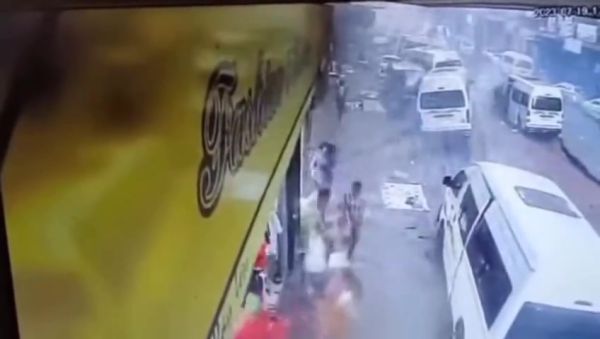 תיעוד משוגע: פיצוץ צינור גז באמצע רחוב בדרום אפריקה