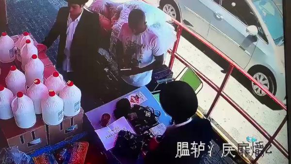 מזעזע: דוכן תפילין הותקף באנטישמיות. צפו בתיעוד