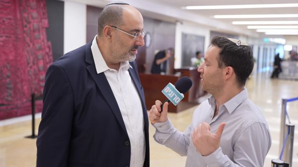 ואטורי לסרוגים: 'אי אפשר להתייחס רק לשמאל שבוכה'