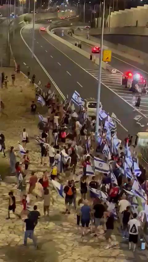 מפגינים ניפצו שמשת רכב בי-ם; אירוע דריסה בכפ"ס